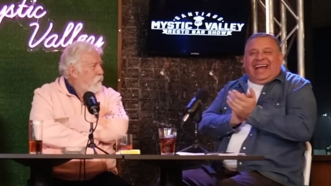 El animador y locutor radial Willy Sabor echó al agua a su amigo Iván Arenas, más conocido como Profesor Rossa, por sus hábitos poco saludables, a pesar de haber sufrido problemas al corazón y luchar contra un cáncer.
Fue en el programa de Youtube, Sin editar, junto a Pamela Díaz que el ex Morandé con compañía se refirió al cuidado un tanto irresponsable que tendría Iván Arenas con su salud,
“El Profesor Rossa tiene cuatro infartos. Fuma una cajetilla diaria y más encima salió de un cáncer. ¿Sabías esa hueá? Salió de un cáncer. Tiene la mitad del intestino cortado”.
Además, reveló lo que hizo el Profesor Rossa saliendo de una operación.
“Esta hue... no sé si la saben. Sale de la operación, y yo lo llamo: ‘¿Cómo estay?’ ‘Aquí me estoy comiendo unas papas fritas’, me dijo. La caga pa’ inmortal”, bromeó Willy Sabor.
“Se fumó una cajetilla”
Días atrás Willy Sabor invitó a Iván Arenas a su programa “La hora de tu podcast”, donde fumó como condenado.
“Cuando vino a mi podcast se fumó una cajetilla. Fumaba y tomaba. Estaba feliz. Le encantó venir pa’ acá. Imagínate, me decía que en ningún lado puede fumar», comentó Willy.
Pamela Díaz, en tanto, corroboró la información, puesto que cuando grabaron juntos para Podemos Hablar, Arenas fumaba de manera reiterada.
“Cuando iba a PH fumaba en el pasillo y volvía. Pero desesperado”, contó la Fiera.
“Una vez en el Arena Monticello le tapaban los detectores de humo para que pudiera fumar en el camarín. Regalón el hueón”, agregó Willy Sabor respecto a su amigo comediante.