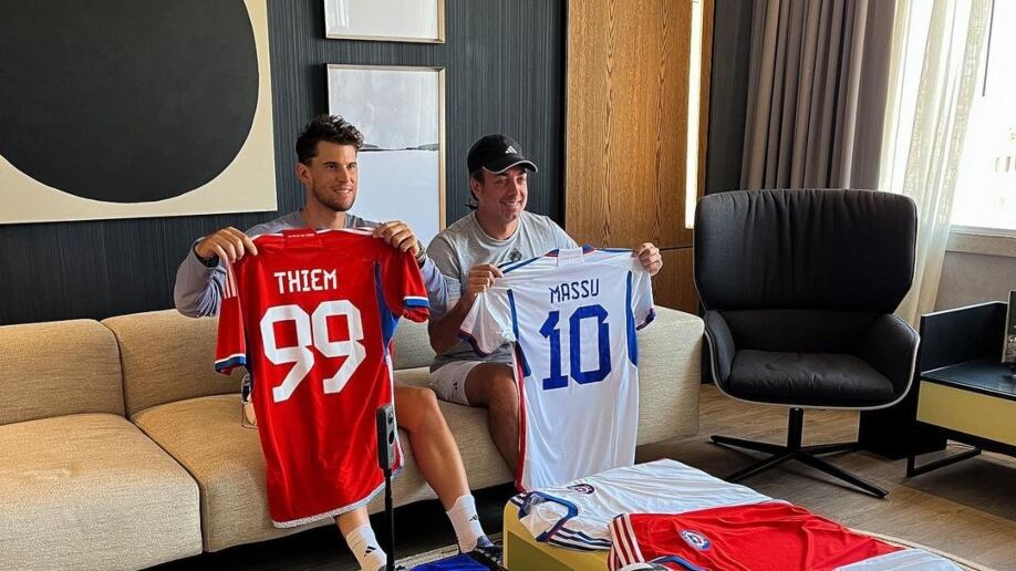 Dominic Thiem y Nicolás Massú con la camiseta de la Roja