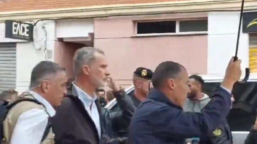 Damnificados por inundaciones lanzan barro al Presidente y reyes de España.