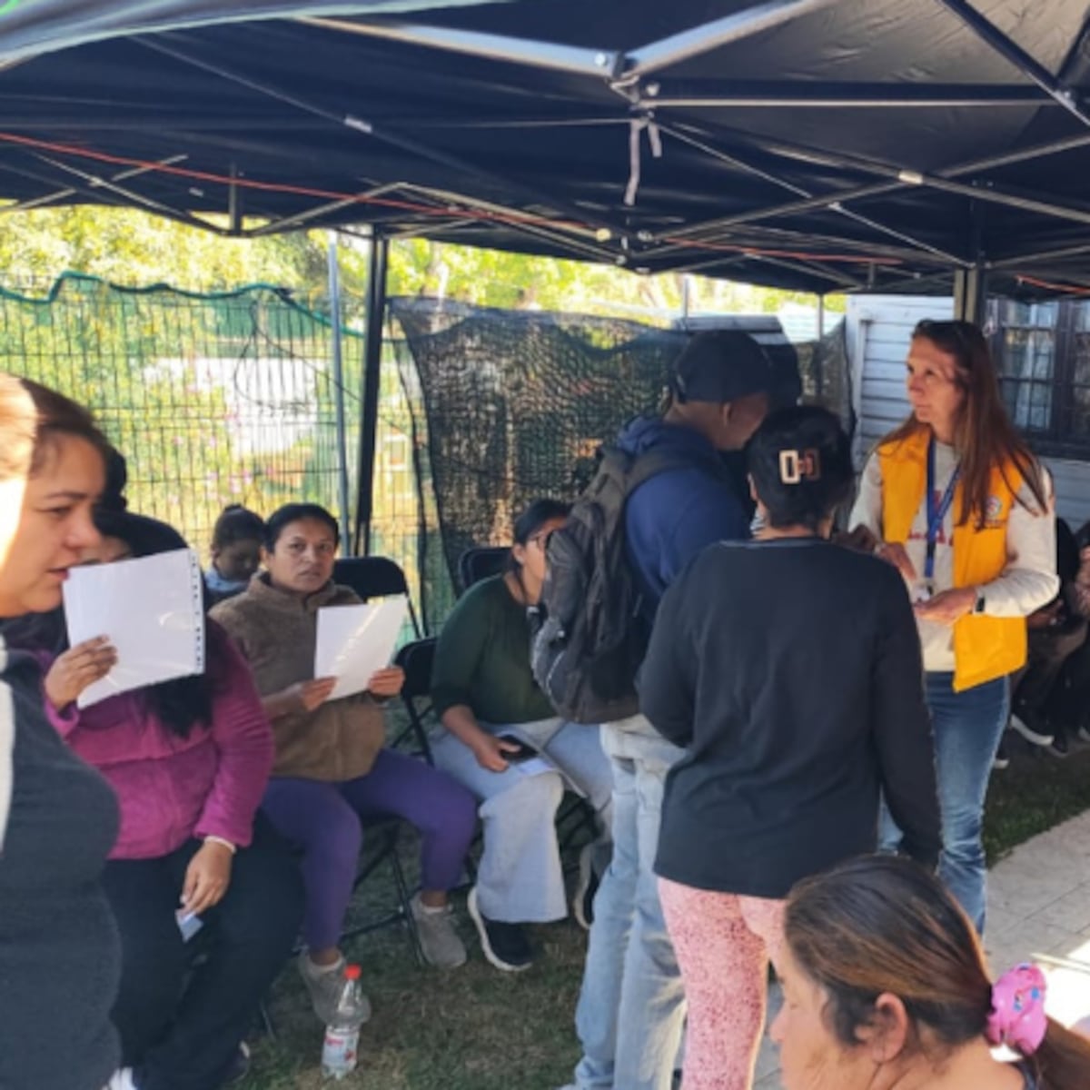 Municipalidad La Florida inicia operativos para orientar sobre beneficios del Estado en desalojo de Toma Dignidad Municipalidad La Florida inicia operativos para orientar sobre beneficios del Estado en desalojo de Toma Dignidad