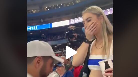 Le propuso a matrimonio a su novia en pleno partido, pero recibió cachetada por ofrecerle un anillo de caramelo