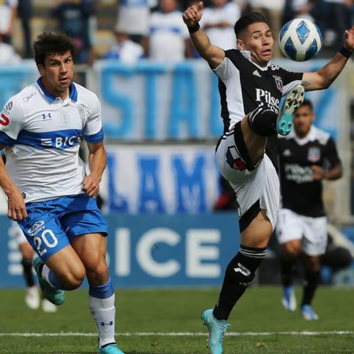 Escándalo en el fútbol chileno: suspendido clásico entre Colo-Colo y Universidad Católica Escándalo en el fútbol chileno: suspendido clásico entre Colo-Colo y Universidad Católica