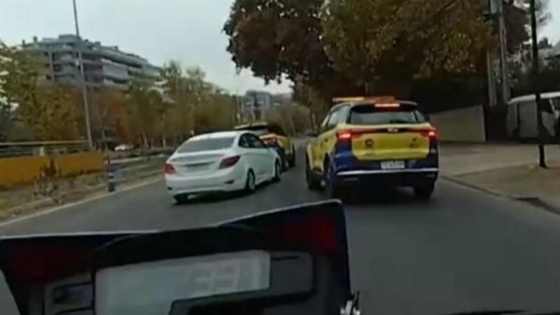 Detienen a falso taxista que cobró más de $2 millones a turistas que iban del aeropuerto de Santiago a Vitacura