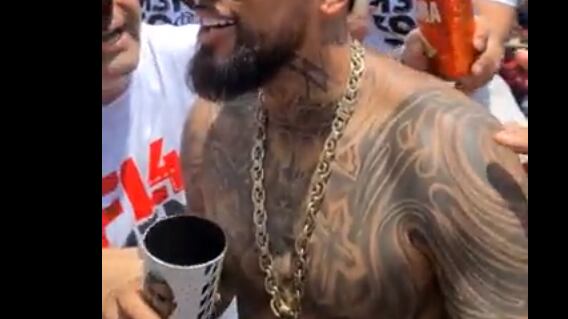 El "King" generó sorpresa en las redes sociales, donde incluso terminó peleando con algunos hinchas argentinos en los comentarios.