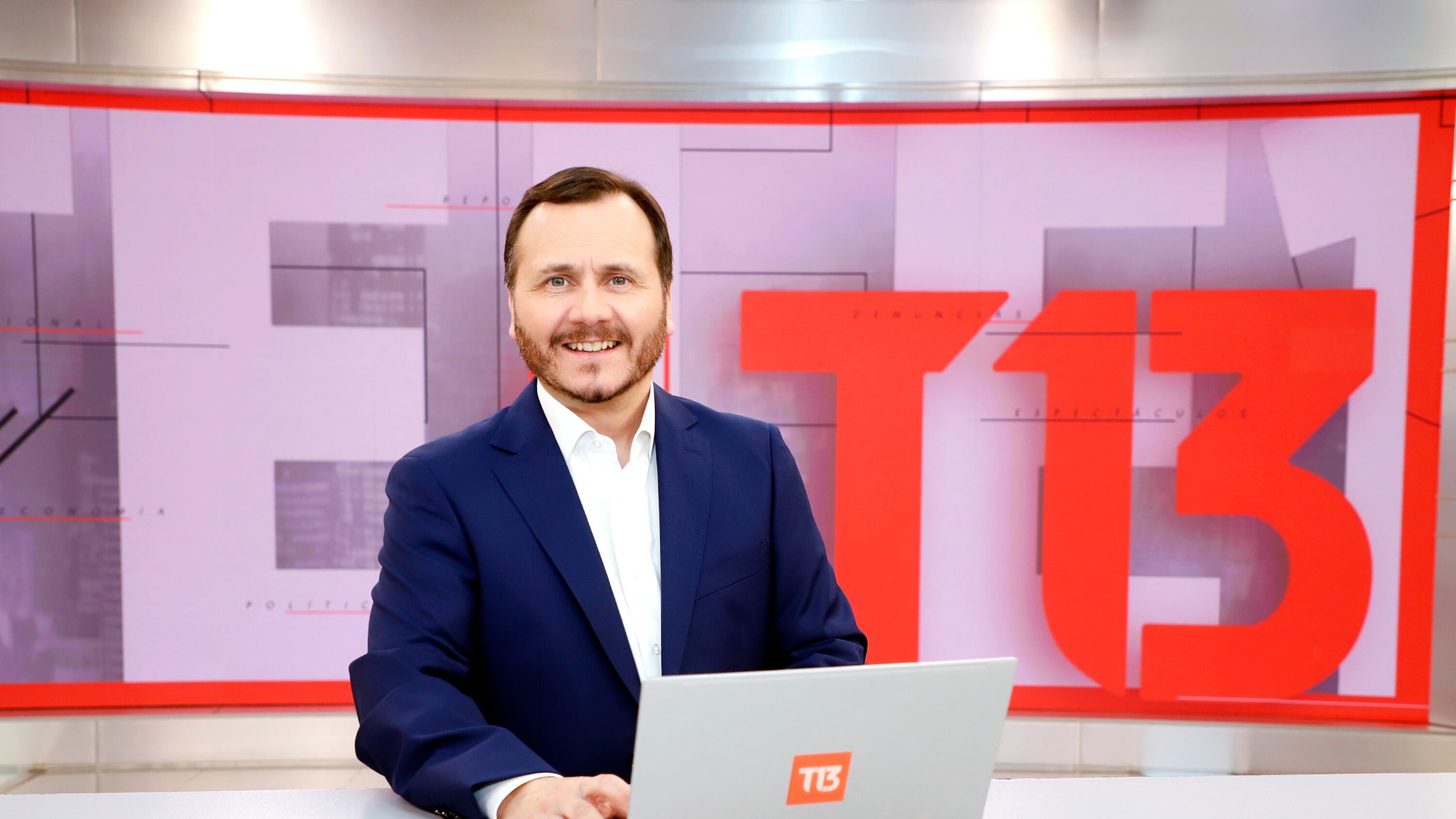 Álvaro Paci es el conductor de Teletrece noche