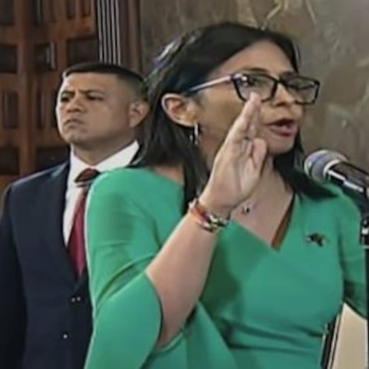 Amenazan con armas a periodistas en jura de Delcy Rodríguez Amenazan con armas a periodistas en jura de Delcy Rodríguez