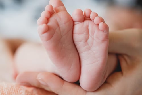 “Hay que tener dos dedos de frente”: La impotencia de los padres de los bebés fallecidos entregados a familias equivocadas