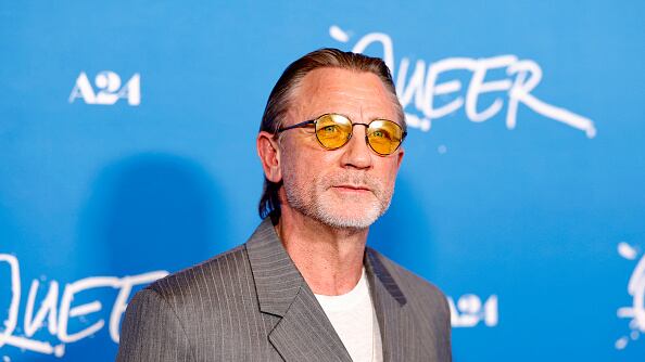 El actor británico reapareció con un nuevo look