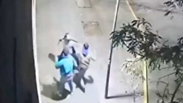 Tres jóvenes fueron agredidos por el garzón de un restaurante tras intentar hacer “perro muerto” en Providencia. El trabajador es un ciudadano venezolano cinturón negro, quien los golpeó y apuñaló hasta que los obligó a pagar la cuenta. Los tres se trasladaron hasta un centro asistencial, donde uno de ellos quedó internado por la gravedad de sus lesiones. Carabineros detuvo al hombre, experto en artes marciales, quien quedó en prisión preventiva por 120 días.