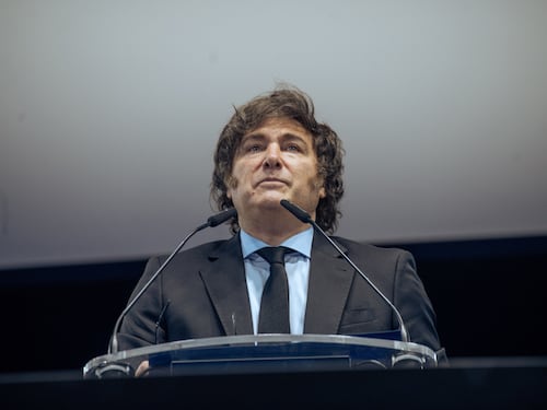 Jornadas laborales de 12 horas y pago en especies: La “ochentera” reforma laboral de Milei en Argentina