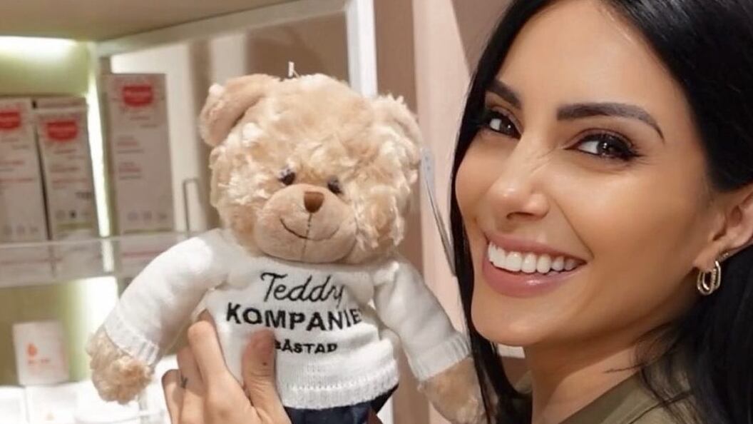 La modelo argentina ha evidenciado en sus redes sociales la mejoría de su cuerpo luego de haber dado a luz a su primer bebé.