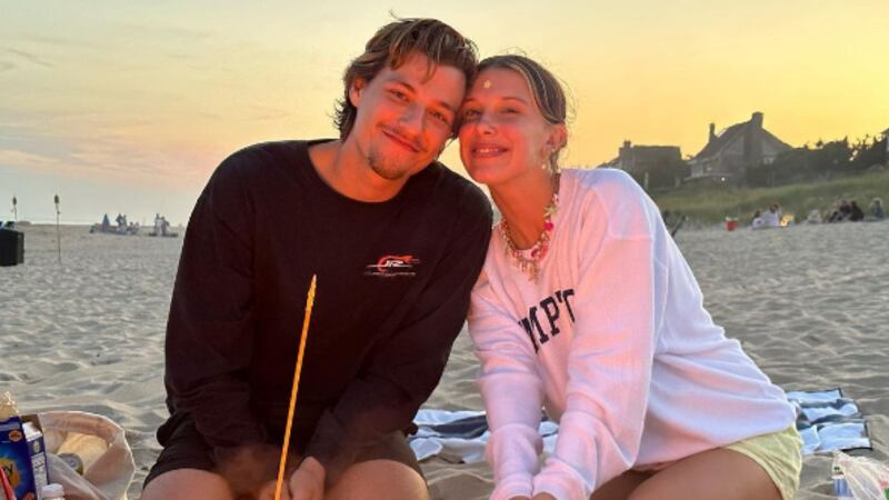 Millie Bobby Brown muestra su orgullo de ser la esposa de Jake Bongiovi con estos curiosos shorts