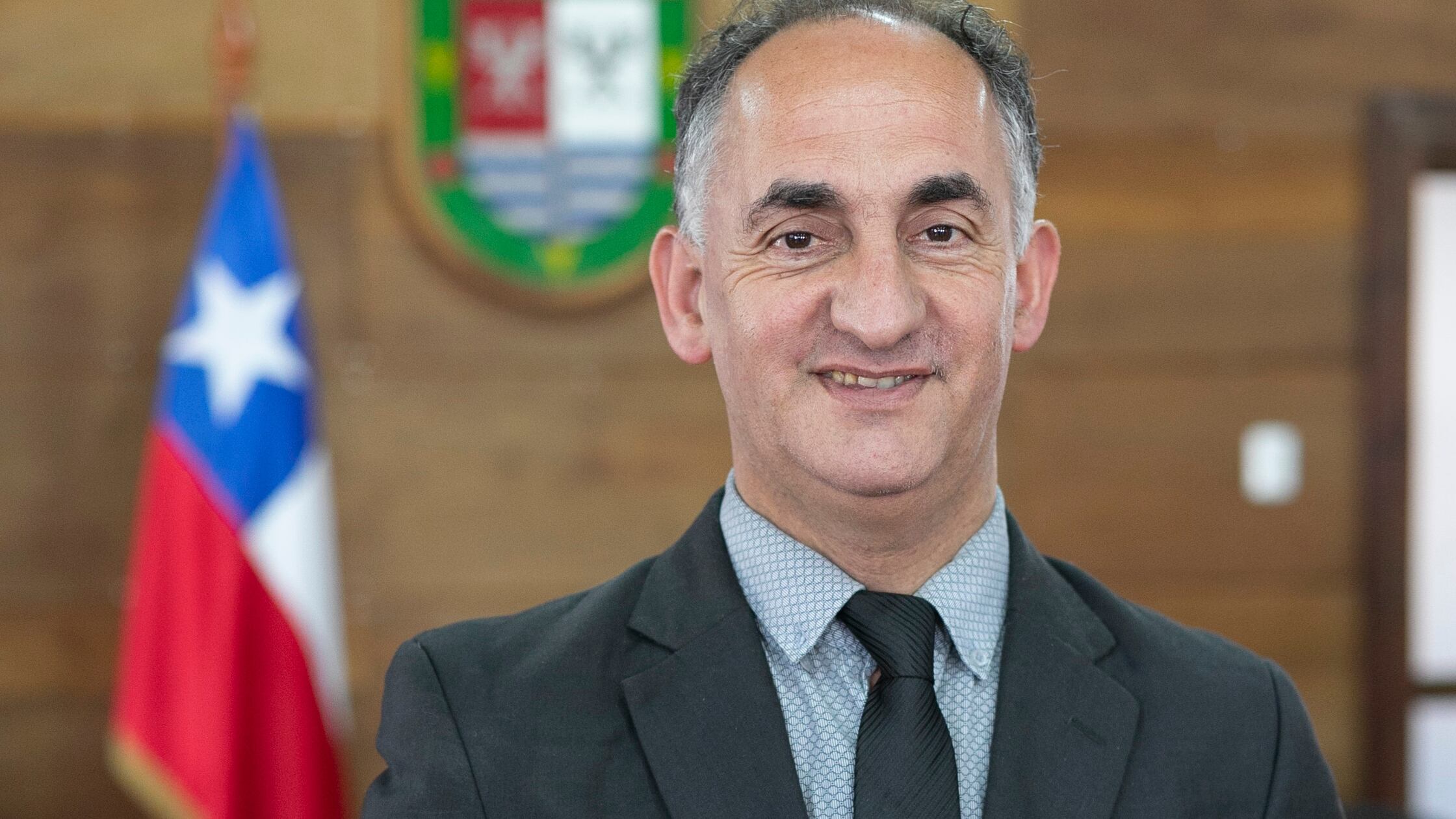 El concejal fue denunciado por la Contraloría Regional de Los Lagos de haber presentado un certificado médico por faringobronquitis para ausentarse de una sesión municipal, siendo que fue visto participando como cantante en un festival musical en Caldera durante los mismos días.