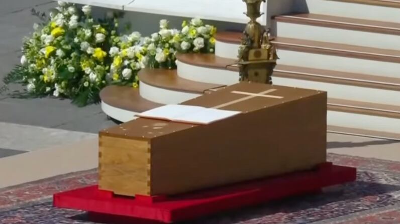 Ataúd de Papa Francisco | Captura: Canal 13