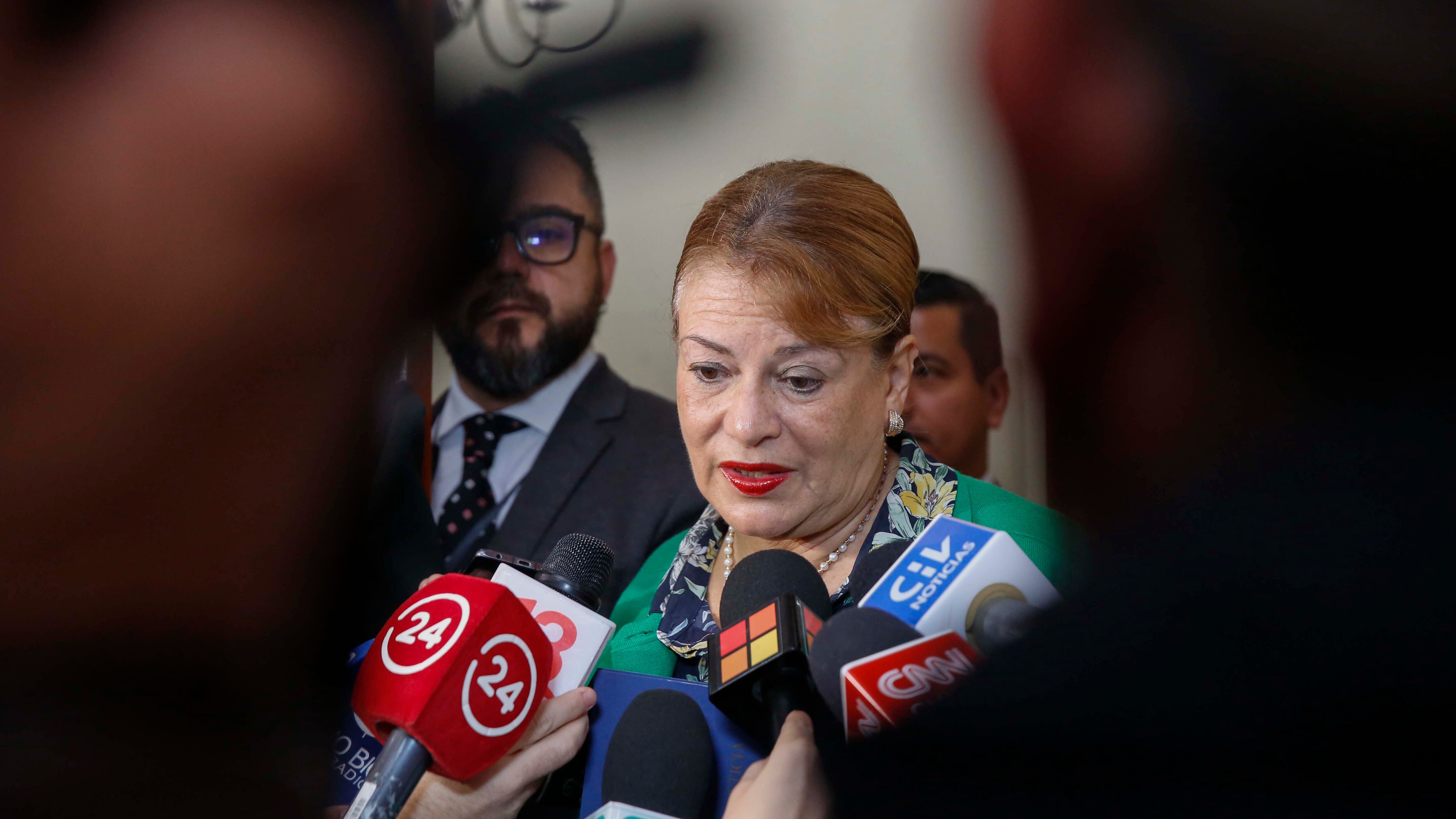 Jueza Ángela Vivanco enfrenta a los medios. / Aton