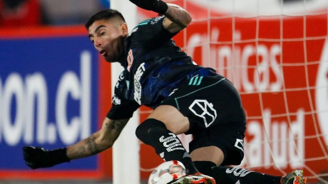 El arquero de la U reconoció que el haber estudiado en una tablet a los posibles pateadores de Everton le permitió atajar penales en la definición de Copa Chile.