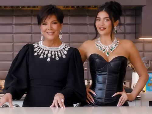 Kylie Jenner rompe a llorar cuando su madre Kris Jenner revela que tiene un tumor