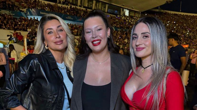 ¡El reencuentro más esperado! Michelle Carvalho y Cami Andrade disfrutaron juntas del concierto de Aventura