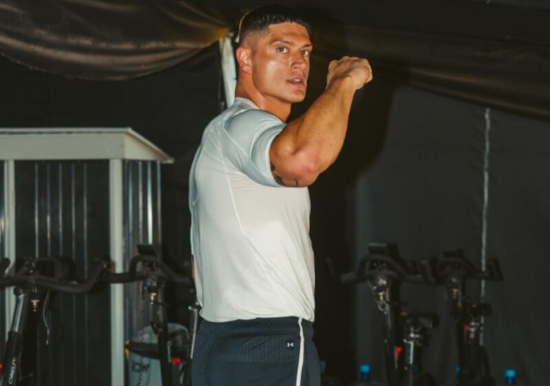 Sammis Reyes mostró sus abdominales de acero en las redes sociales.