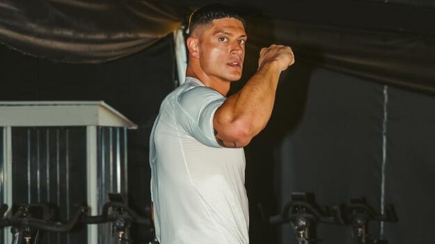 Sammis Reyes mostró sus abdominales de acero en las redes sociales.