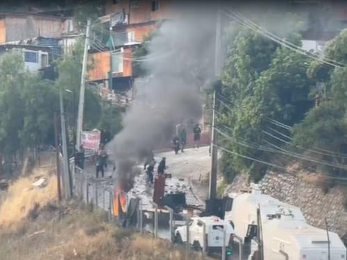 Pobladores de toma en Cerro 18 se resisten a desalojo: se registran enfrentamientos con Carabineros