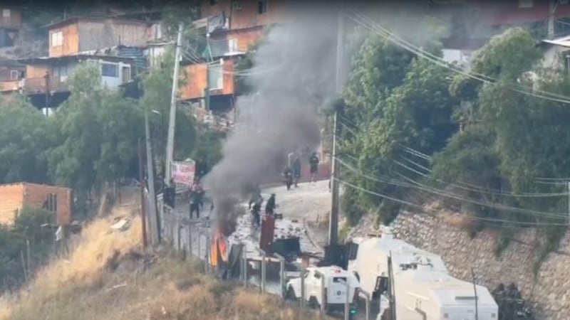 Pobladores de toma en Cerro 18 se resisten a desalojo: se registran enfrentamientos con Carabineros
