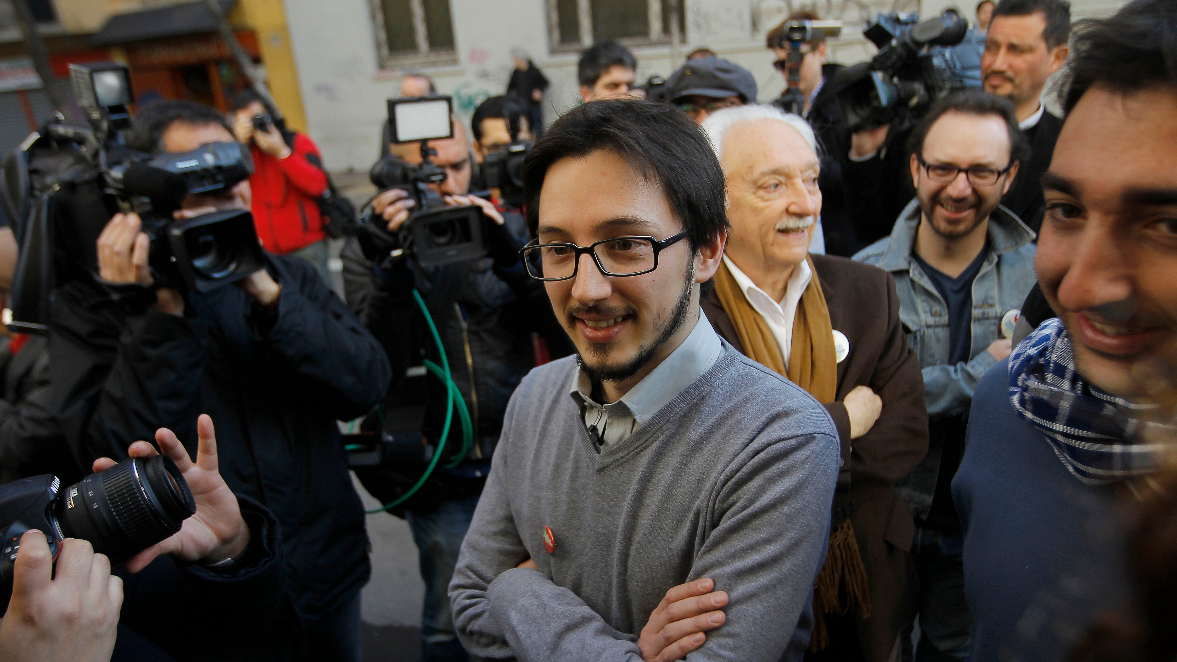 Ex dirigente estudiantil de 2011, presenta su candidatura a diputado por Ñuñoa-Providencia | 16 de Agosto de 2013/SANTIAGO_.
El ex dirigente estudiantil de 2011, Francisco Figueroa, presenta su candidatura a diputado por Ñuñoa-Providencia, luego de juntar firmas e inscribirse como candidato independiente, representando al colectivo Izquierda Autónoma.
FOTO: PEDRO CERDA/AGENCIAUNO_.