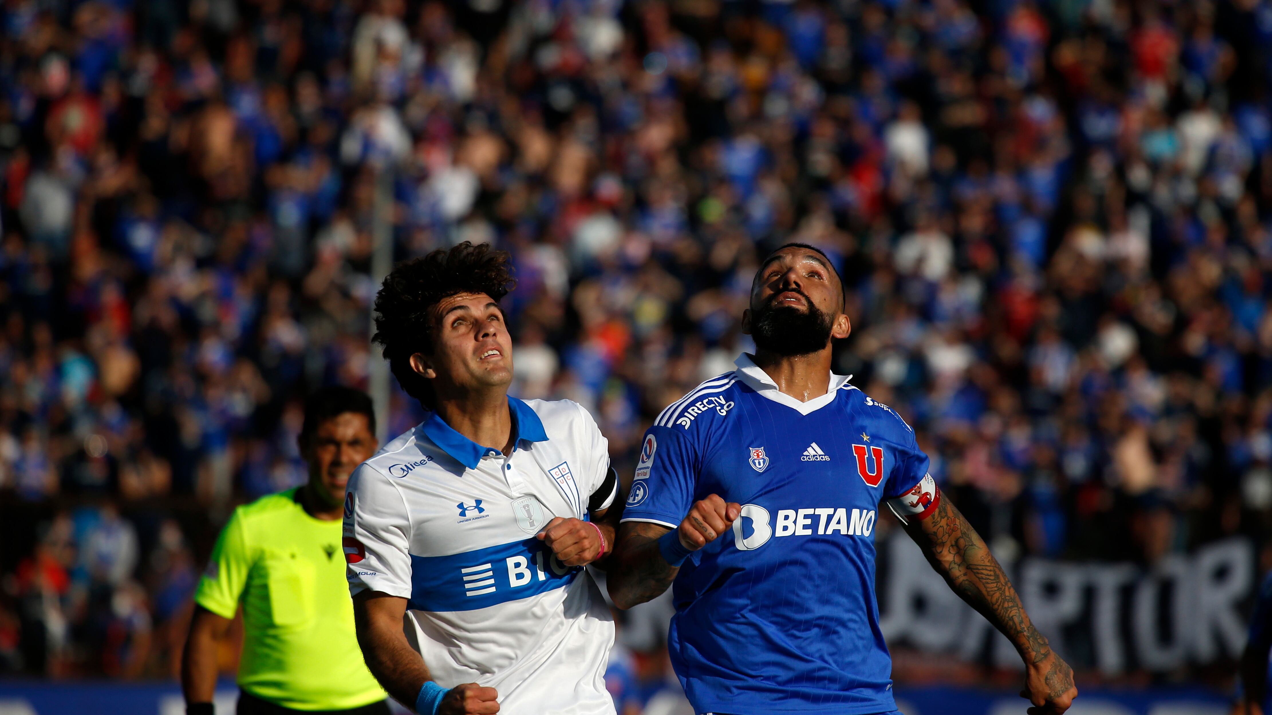 Futbol, Universidad de Chile vs Universidad Catolica.
Cuartos de final, Copa Chile 2022.
El jugador de Universidad Catolica Ignacio Saavedra, izquierda, disputa el balon con Ronnie Fernandez de Universidad de Chile durante el partido de ida de los cuartos de final de la Copa Chile realizado en el estadio Santa Laura de Santiago, Chile.
25/09/2022
Andres Pina/Photosport
Football, Universidad de Chile vs Universidad Catolica.
2022 Copa Chile Championship Round of eight.
Universidad Catolica's player Ignacio Saavedra, left, vies for the ball against Ronnie Fernandez of Universidad de Chile during the first leg match of the Copa Chile Championship quarterfinals held at the Santa Laura stadium in Santiago, Chile.
25/09/2022
Andres Pina/Photosport