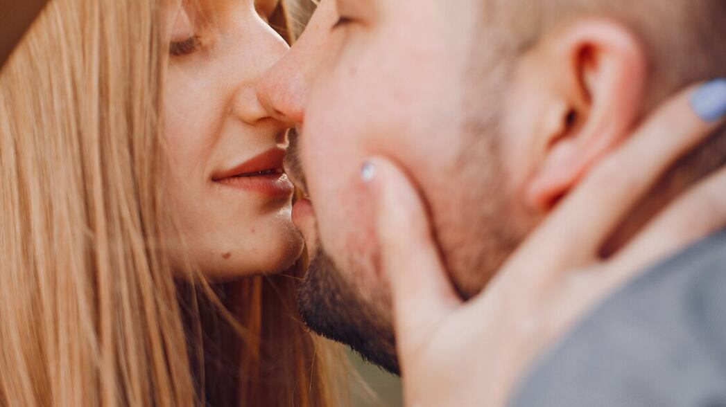 Mujer y hombre besándose