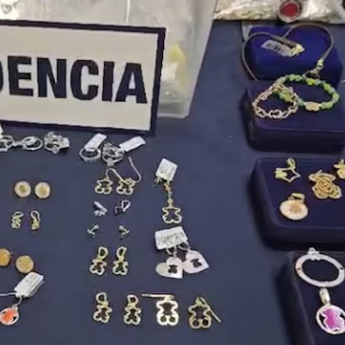 PDI incauta $500 millones en joyas falsificadas en mall PDI incauta $500 millones en joyas falsificadas en mall
