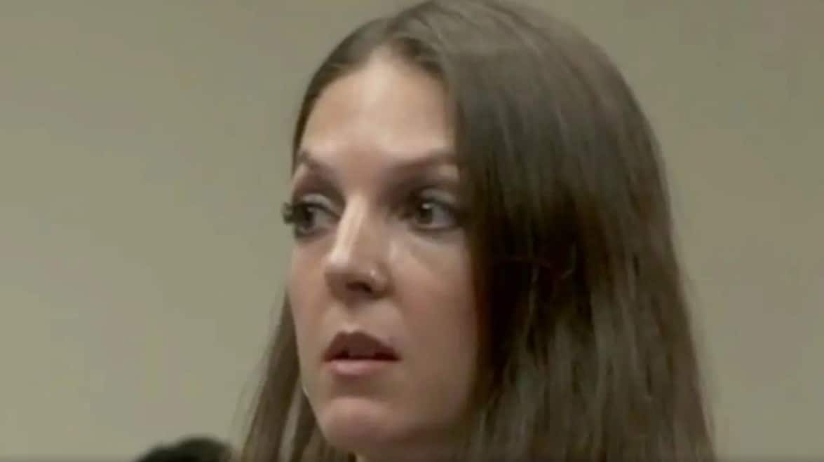 Llegó a su casa y encontró a su esposa con su hijo de 15 años en la cama