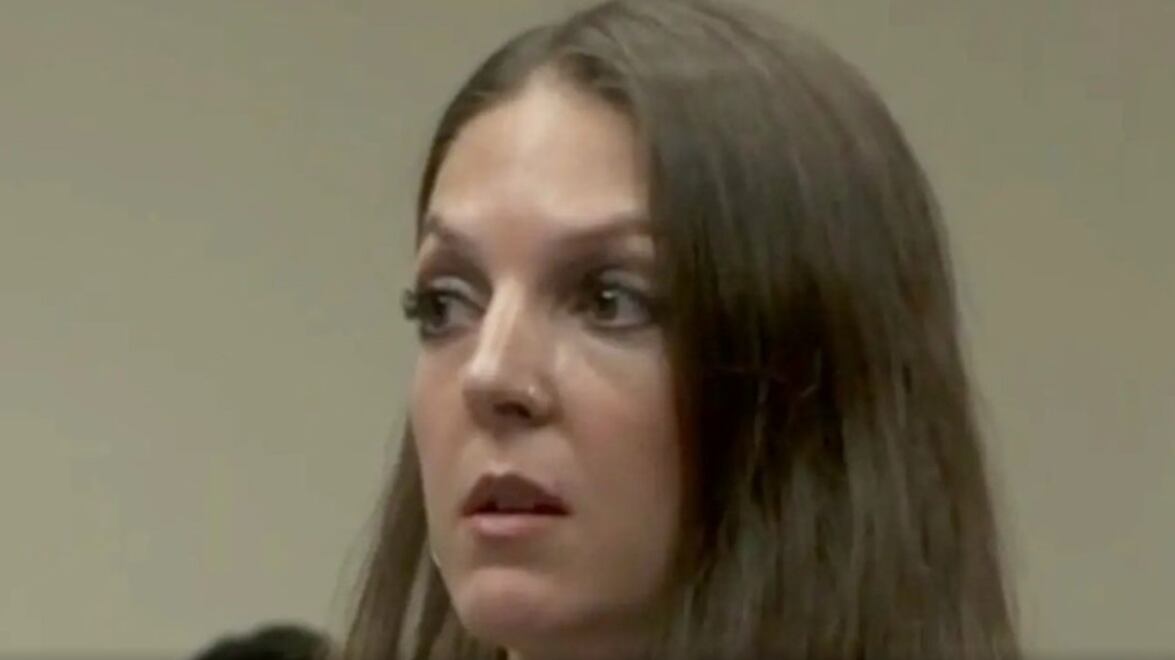 Llegó a su casa y encontró a su esposa con su hijo de 15 años en la cama