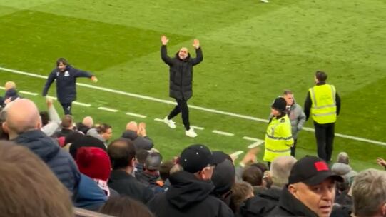Pep Guardiola con la hinchada del Liverpool