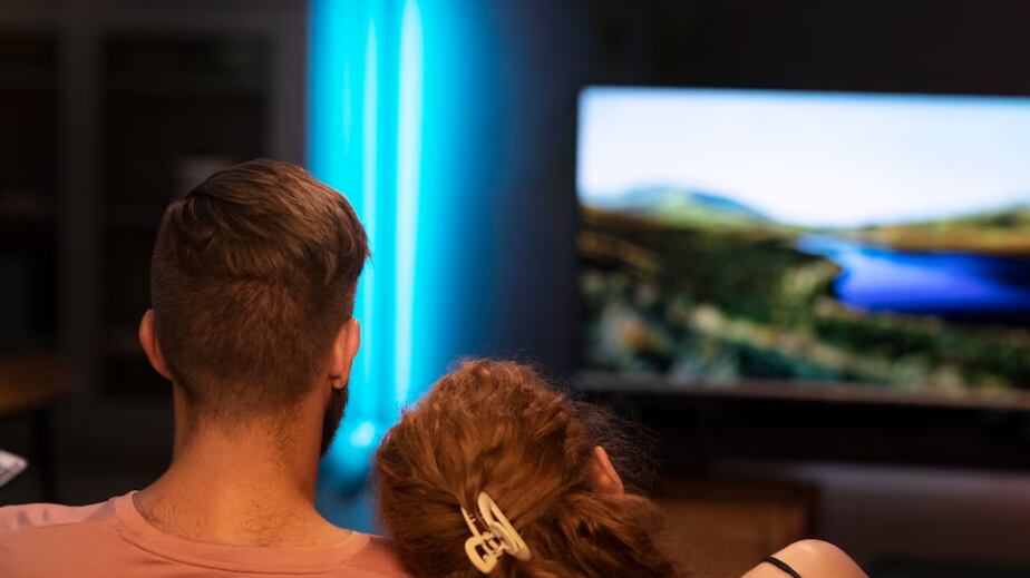 Vista posterior familia viendo tv