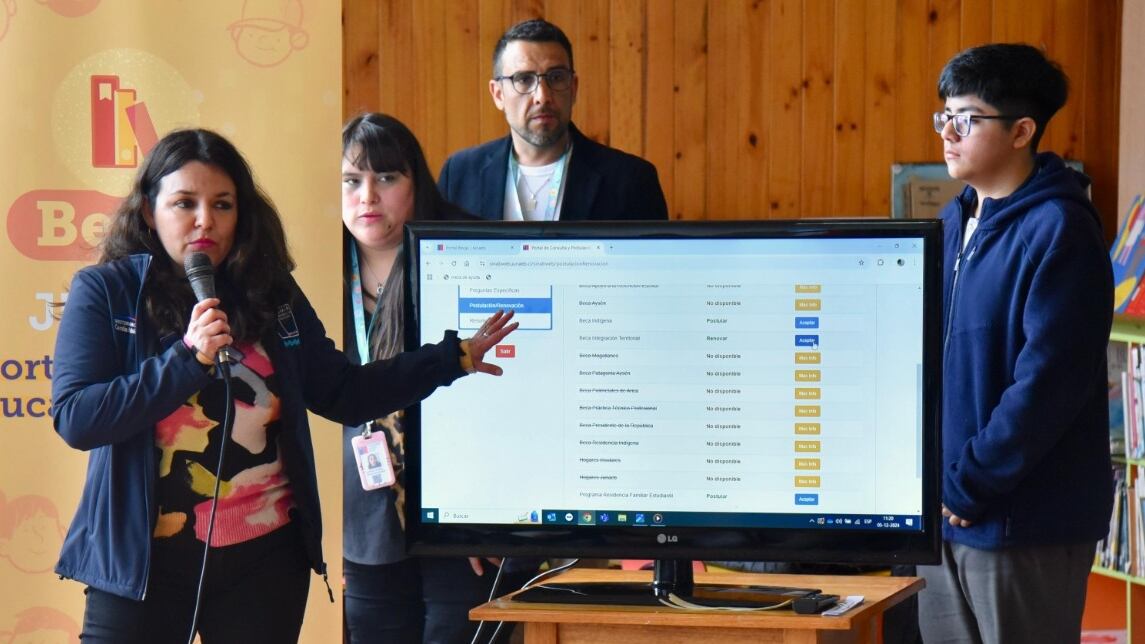 Mineduc visitó Chiloé para el lanzamiento del nuevo portal de renovación y postulación a becas y residencias de Junaeb.