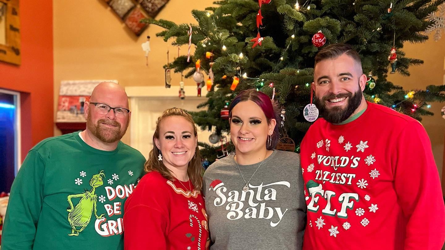 Conviven bajo el mismo techo, se intercambian parejas y crían hijos entre sí.