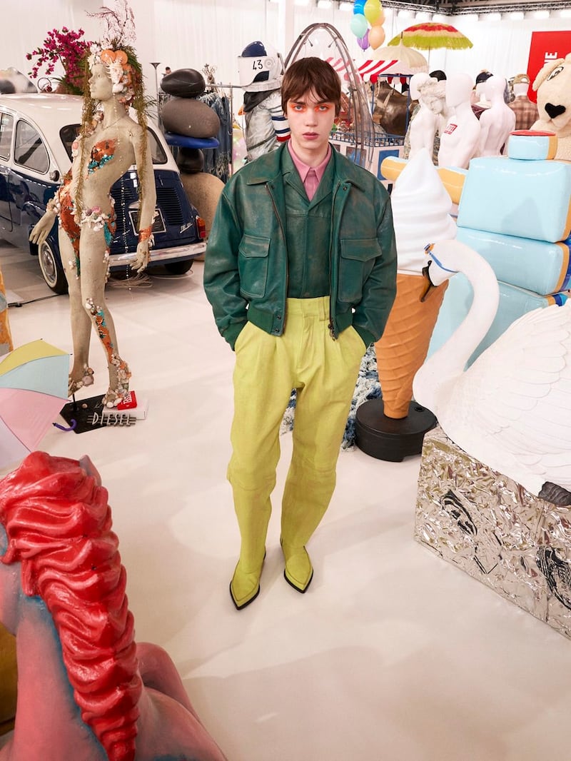 Durante la Semana de la Moda de Milán, Diesel presentó un escenario repleto de más de 50.000 accesorios reutilizados, inflables y recuerdos de la historia de la marca. Foto: Diesel.