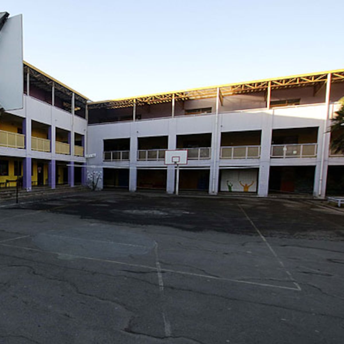Estudiante golpea a docente con arma de fogueo en liceo Quinta Normal Estudiante golpea a docente con arma de fogueo en liceo Quinta Normal