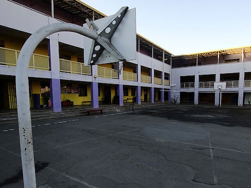 Estudiante intimidó y golpeó a docente con arma de fogueo en liceo de Quinta Normal