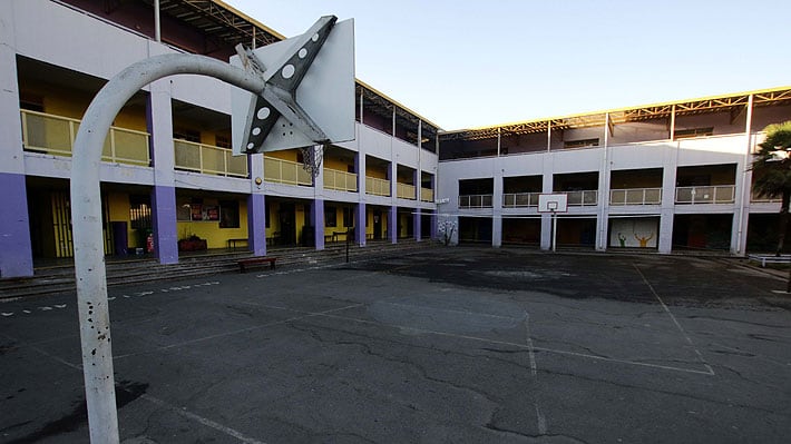 Estudiante intimidó y golpeó a docente con arma de fogueo en liceo de Quinta Normal