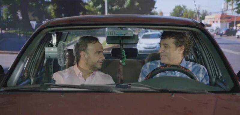 El periodista junto a Tito Larraín. Captura de Mega.
