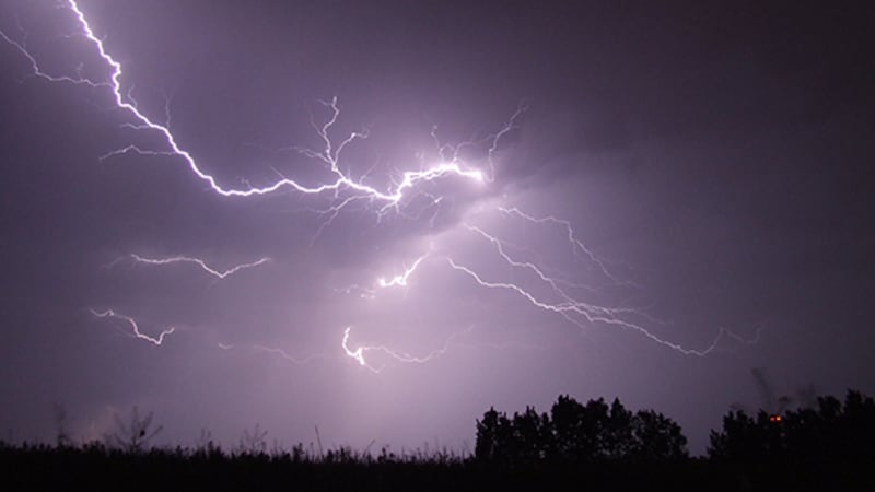 Emiten alerta meteorológica para tres regiones del país por tormentas eléctricas y lluvias en “corto período de tiempo”