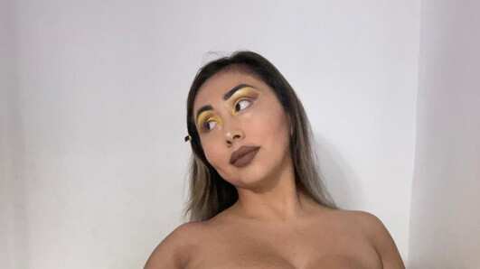 Naya Fácil cuenta la triste relación con sus padres, a quienes no ve hace muchos años.