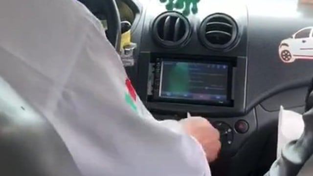 Taxista olvidó desconectar su celular de la radio del auto y pasajero descubrió que había estado viendo una película porno