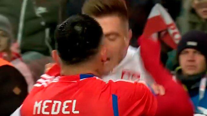 Gary Medel encarando con todo a Krzysztof Piatek