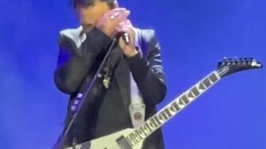 “Esta canción tiene un significado especial esta semana” dijo Claudio Valenzuela antes de presentar “Milagro” y emocionarse casi hasta el llanto. Se tapó los ojos, mientras el público del Festival de Olmué aplaudía en señal de apoyo, entendiendo inmediatamente a qué se refería. 
El vocalista de Lucybell se tomó unos segundos para agradecer el cariño que recibió su familia por el difícil momento que enfrentaron producto de la salud de su hija Amaya, quien estuvo internada grave en la Posta Central y tuvo una milagrosa recuperación. 
“Quiero agradecer a cada uno de ustedes”, señaló con la voz entrecortada y pidió un aplauso para los trabajadores de la Posta Central. 
“Necesitan más ayuda, necesitan más gente, necesitan más cosas, pero tienen el alma”, señaló, para luego dar paso a la canción del álbum Amanece. 
Otro de los momentos álgidos de Lucybell, fue cuando interpretaron Carnaval junto a Consuelo Schuster y Mataz, con Valenzuela cantando en medio del público