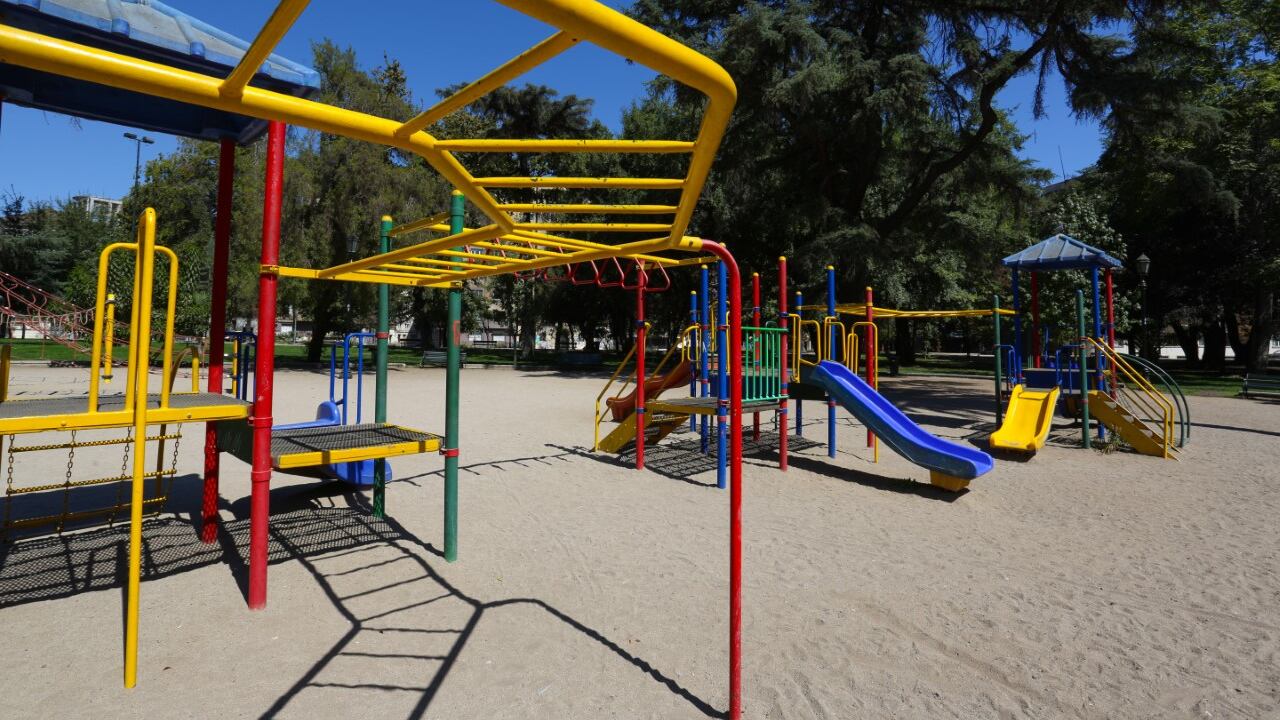 Parque Forestal durante segundo dia de cuarentena total de la Región Metropolitana | 28 de marzo del 2021/SANTIAGO
Segundo día de cuarentena total en la región metropolitana producto del aumento de casos por covid-19, recorrido por las calles de Santiago que muestran la baja movilidad
FOTO: DIEGO MARTIN /AGENCIAUNO