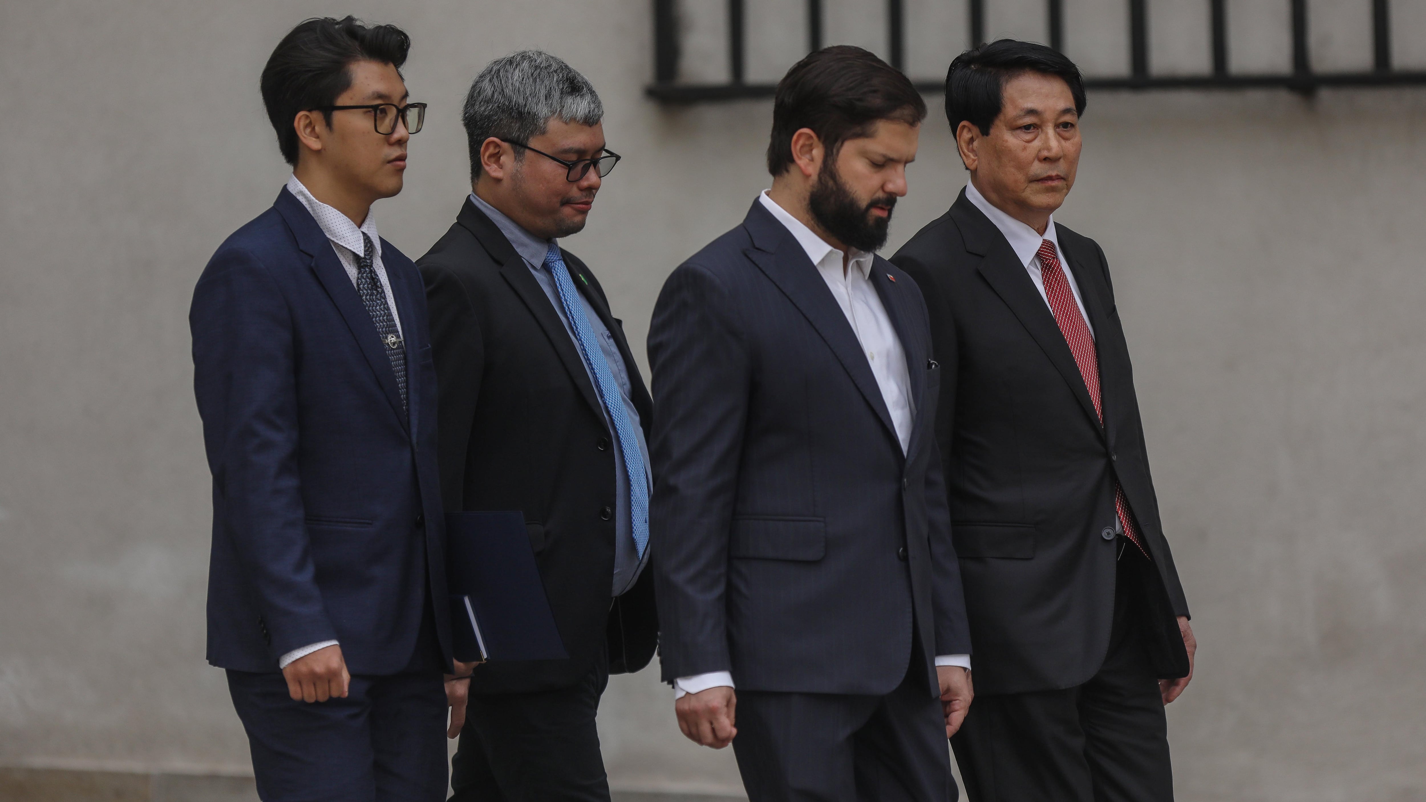 Gabriel Boric y Luong Cuong caminan por La Moneda. / AGENCIAUNO