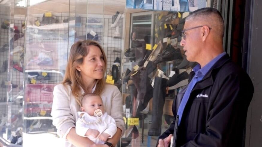 Candidata del distrito 6 combina política y maternidad: Catalina Otero hace campaña con su guagua de 2 meses en los brazos