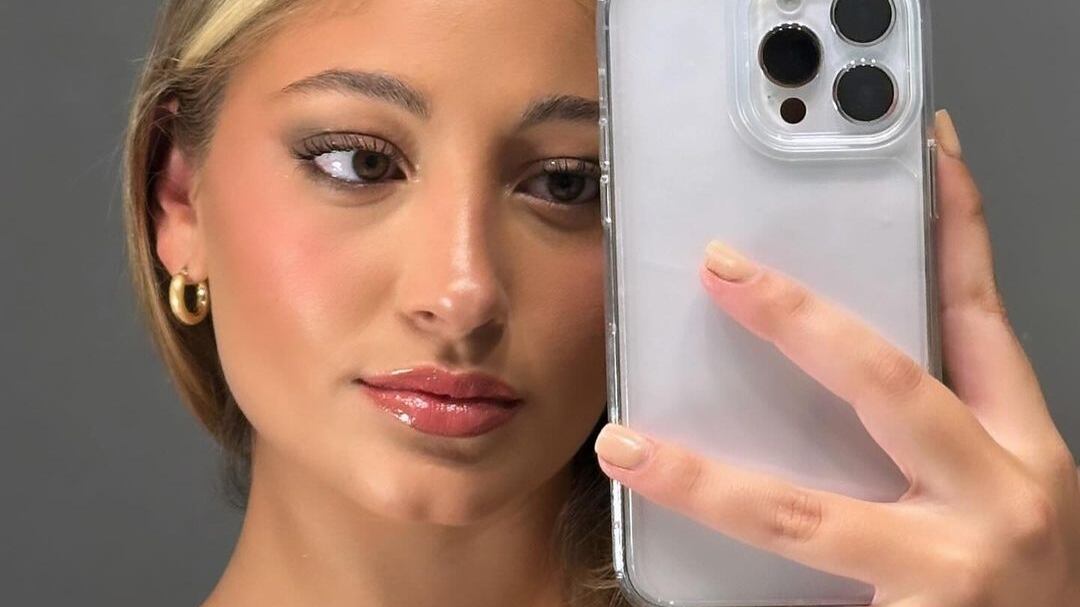 La hija de Marcela Vacarezza y Rafael Araneda lleva tres meses radicada en nuestro país, y en ese corto tiempo se ha convertido en una de las figuras de redes sociales más requeridas por las marcas para campaña como influencer.